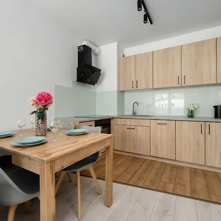 Spacious In With Desk And Parking By Renters *
