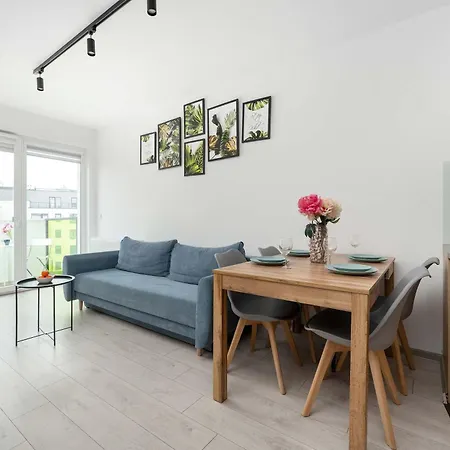Spacious In With Desk And Parking By Renters