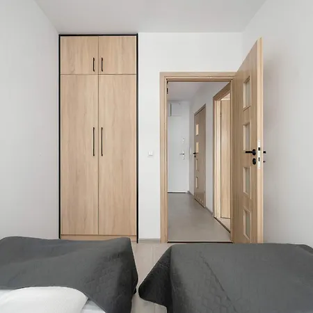 Spacious In With Desk And Parking By Renters *