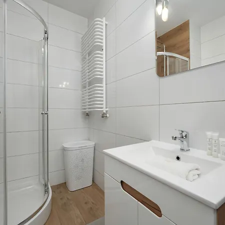 Spacious In With Desk And Parking By Renters *